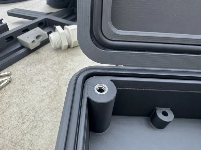 Уплотнительный контур из TPU, уложенный в паз крышки, крупный план