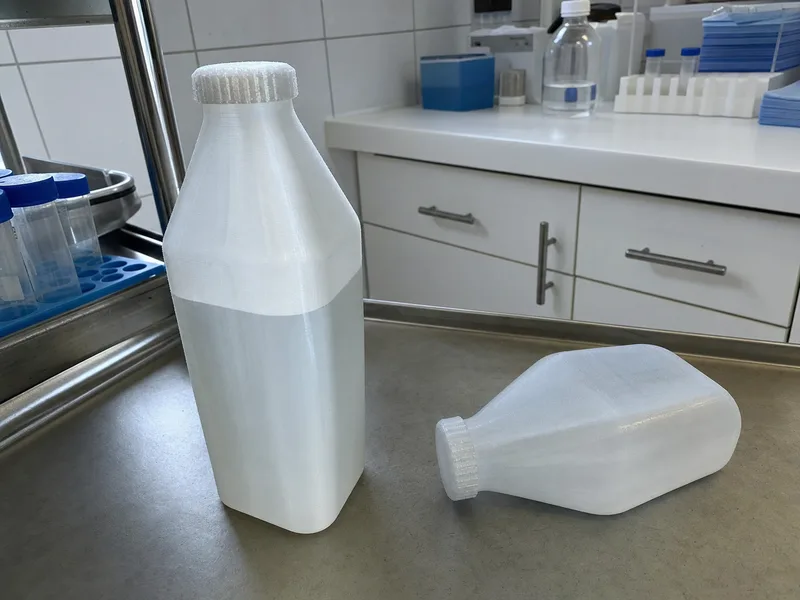 Флаконы из PP с резьбовыми крышками на лабораторном столе, видны стенка и слои печати